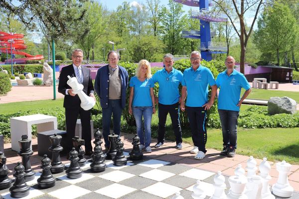 BU: Bürgermeister Franz Stahl (l.) und Stadtwerke-Werkleiter Peter Fröhlich (2.v.l.) konnten sich bei einem Treffen mit den Freibad-Mitarbeitern Ramona Nurtsch-Ditz (3.v.l.), Wolfgang Nurtsch (3.v.r.), Erwin Haselbauer (2.v.r.) und Josef Schön (r.) von